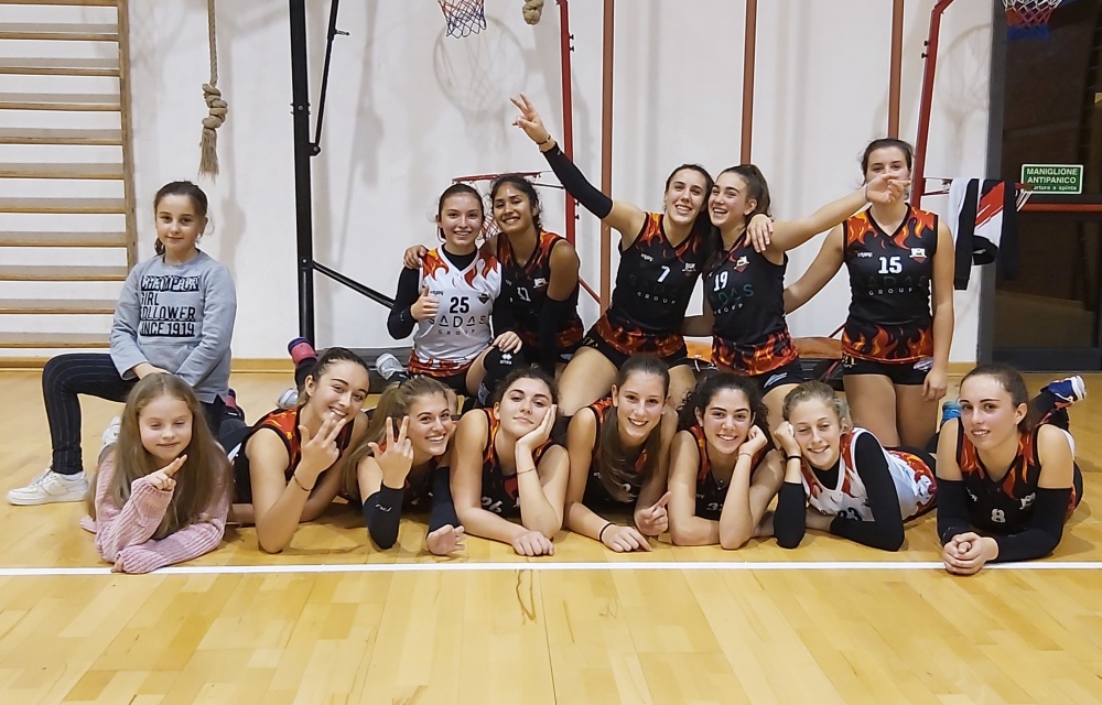 Le ragazze del Porcari Volley Bianca al termine del match del 17 novembre scorso